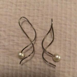 Swirly, pearl earrings